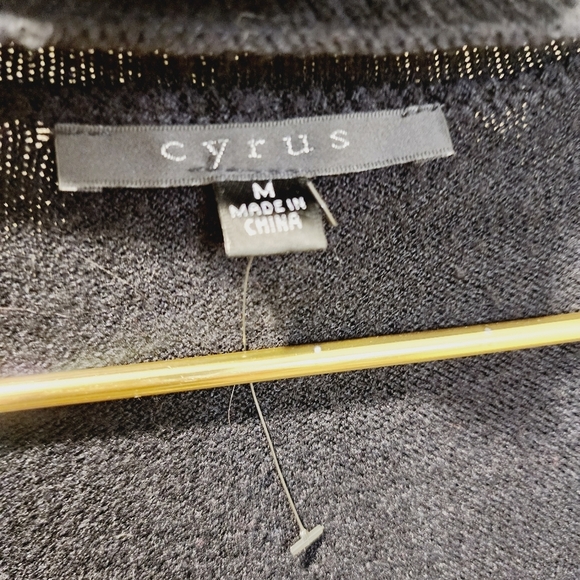 CYRUS Black VNeck Turf Long Sleeves Sweater size M - Picture 2 of 10